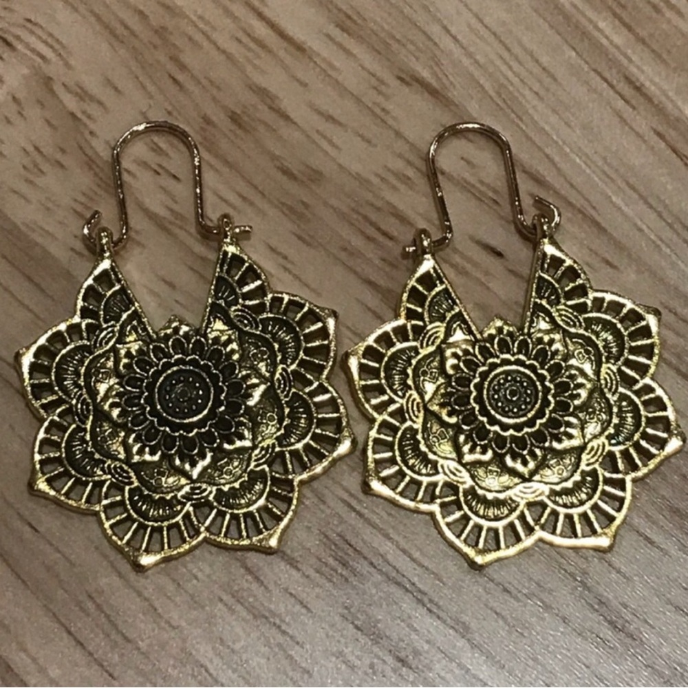 Elegant Gold Floral Earrings
